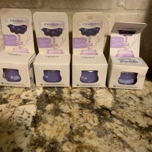 Frudia Blueberry Hydrating Cream
Lot Of 4
New In Box.
0.35oz
